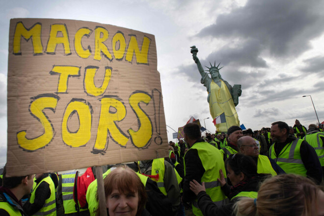 "Makron, tev jāatkāpjas," vēstī uzraksts uz plakāta 2. marta protestos Francijas ziemeļu pilsētā Kolmārā.