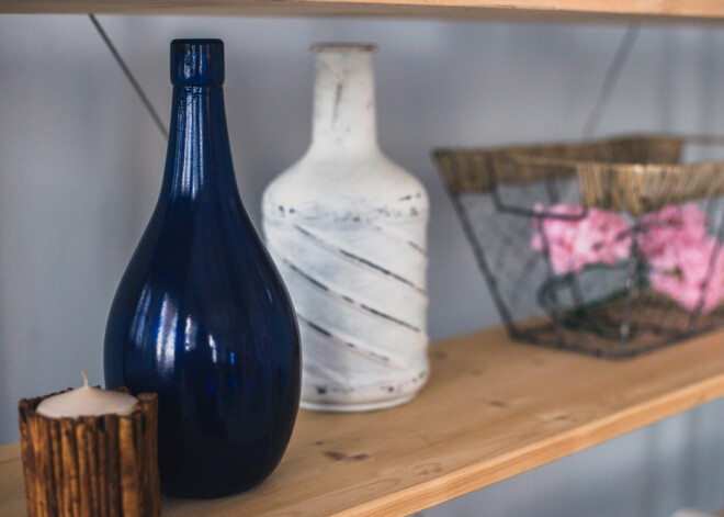 Kā iztīrīt tievas vāzes un pudeles?