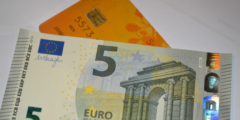 Skaidras un bezskaidras naudas norēķini valstī ir vienlīdz izplatīti, secināts Latvijas Bankā
