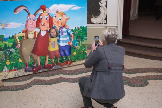 Kopā ar meitu Hannu Dzelmi (6) Elīna Maligina kinoteātrī "Splendid Palace" noskatījās latviešu un igauņu kopražojuma animācijas filmas "Lote un pazudušie pūķi" pirmizrādi.