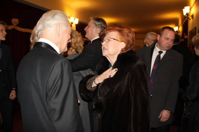 „Tā patiešām ir – jūs jau sen esat mans elks,” roku turot uz sirds, Jakovļevam nočukst Vaira Vīķe-Freiberga.