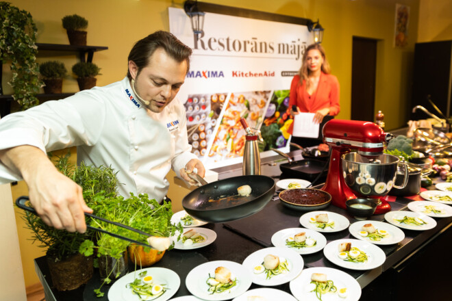 Šefpavārs Raimonds Zommers rāda, kā uzburt restorāna cienīgas maltītes mājas virtuvē. Tas ir pavisam vienkārši, ja vien ir viss nepieciešamais.