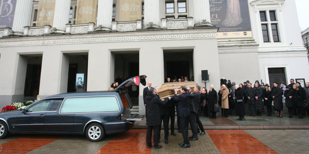 FOTO: Ar cieņpilniem aplausiem pēdējā gaitā izvada Andreju Žagaru