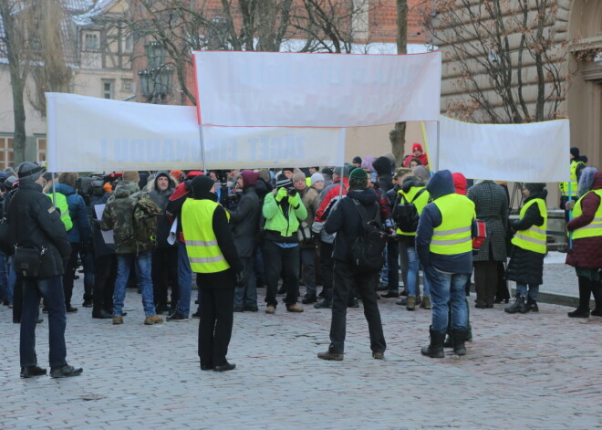 Divi pret praidu, tūkstoši pret izglītības reformu: Latvijas sabiedrības piketēšanas īpatnības