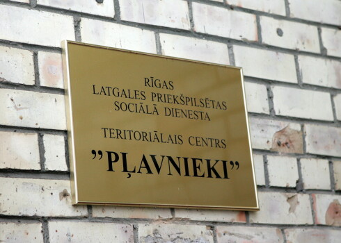 Latgales priekšpilsētas Sociālā dienesta teritoriālā centra "Pļavnieki" plāksne.