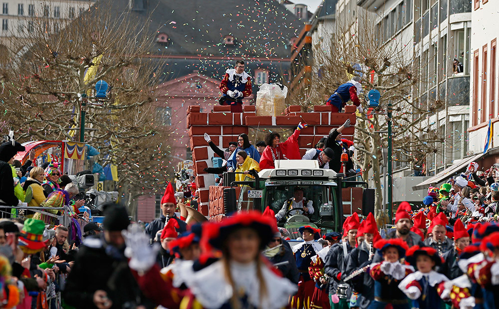 Sliktie laikapstākļi Vācijā patraucē tradicionālās karnevālu parādes