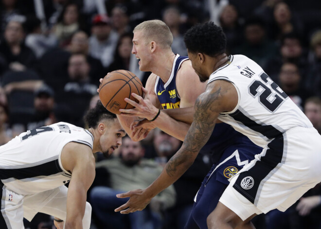 Dāvja Bertāna "Spurs" nosargā uzvaru pār spēcīgo "Nuggets"