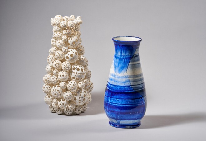 Rīgas Porcelāna muzejā māksliniece Līga Skariņa “apspēlē” pirms pusgadsimta Rīgas Porcelāna rūpnīcā tapušās vāzes “Kristīne” formas.