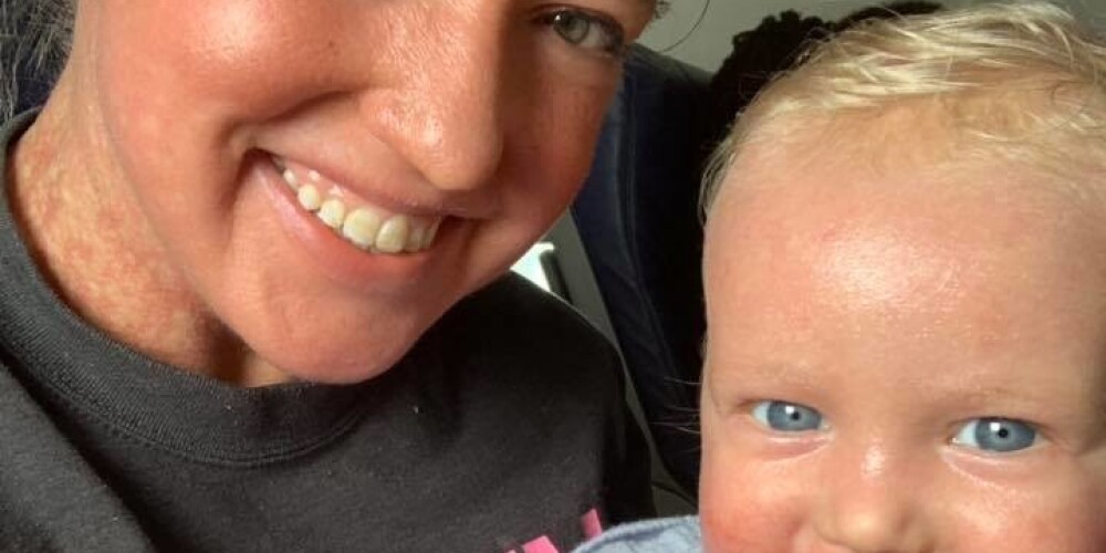 No lidmašīnas ASV izsēdina māti ar mazu puisīti, kuram ir iedzimta slimība