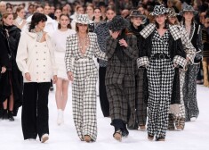 Parīzē izrādīta Lāgerfelda pēdējā kolekcija. "Chanel" modeles un viesi nespēj valdīt asaras