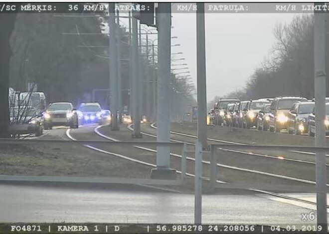 На Бривибас гатве нарушитель протащил машиной полицейского