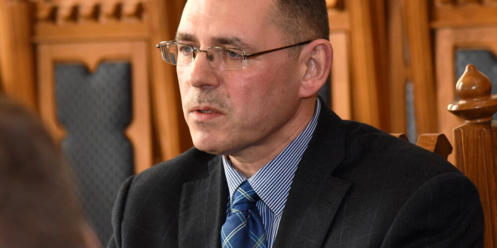 Pašvaldības SIA "Rīgas satiksme" pagaidu vadītājs Ernests Saulītis piedalās Rīgas domes Satiksmes un transporta lietu komitejas ārkārtas sēdē.