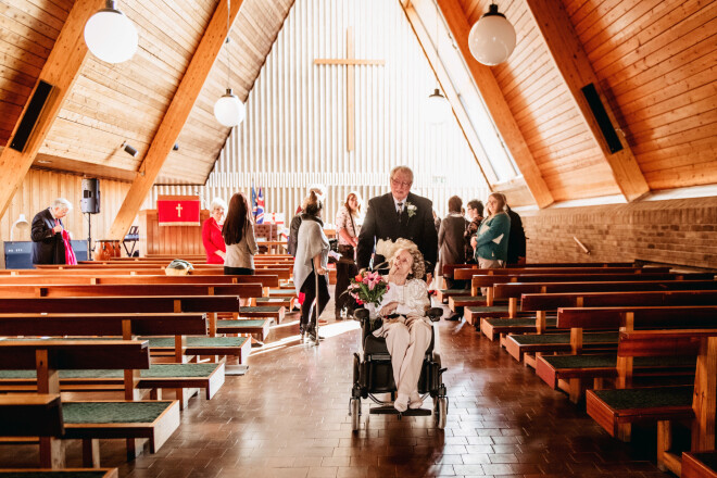 Paulīne Janga no Velsas Lielbritānijā 72 gadu vecumā nolēmusi piekrist sava sirdsāķīša Kolina Džonsa (74) bildinājumam.