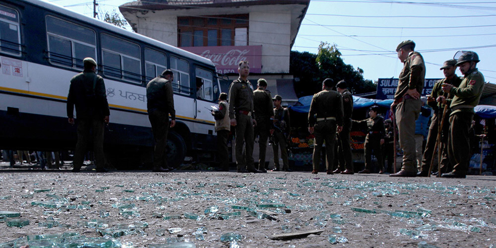 Granātas sprādzienā autobusa pieturā Indijas Kašmirā miris cilvēks un 25 ievainoti