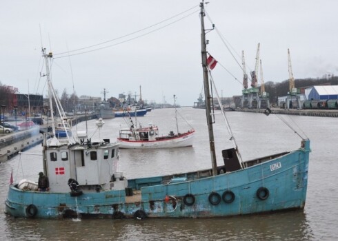 Pāvilostas ostā jau teju pusgadu visu piemirsts stāv krastā izvilktais pērnruden nogrimušais Luijam Fonteinam piederošais kuģis “Spurn”.