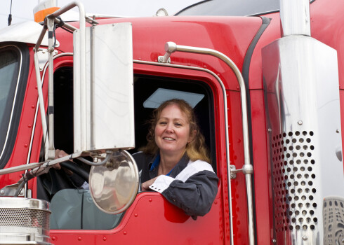 Латвийских женщин приглашают стать водителями грузовиков