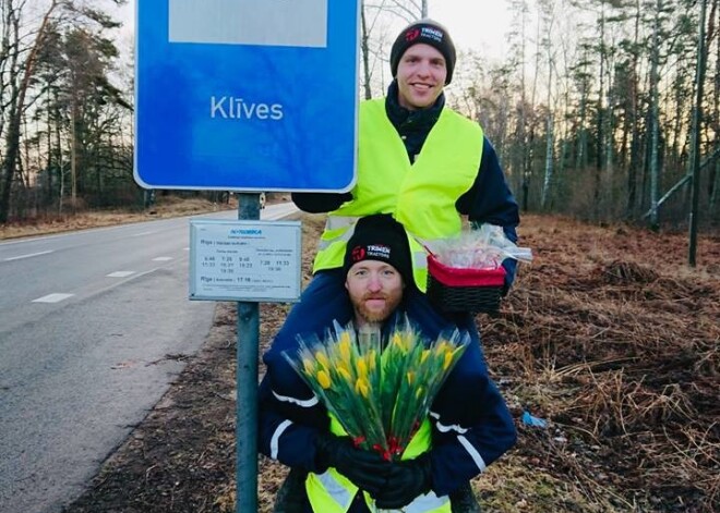 FOTO: autobusa pieturā "Klīves" vīrieši sieviešu dienā iepriecina simtiem garāmbraucēju