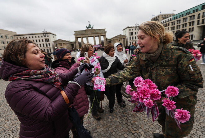 Vācijas armija Starptautiskajā sieviešu dienā pie Brandenburgas vārtiem Berlīnē izdalījusi sievietēm neļķes un rozes.