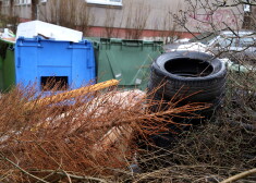 Рижане спрашивают: можно ли использованные шины оставлять возле мусорных контейнеров?