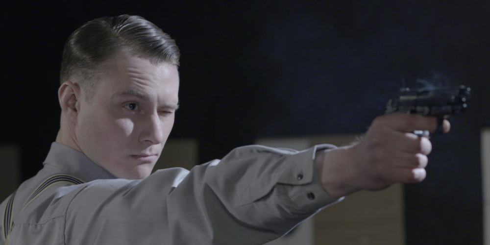 LTV daudzsēriju filma „Sarkanais mežs”. 1949.gads. Latviju okupējusi Padomju Savienība. Mežos slēpjas nacionālās pretošanās kustības dalībnieki. Angļu specdienests MI6 koordinē spiegu operāciju, lai nodibinātu sakarus ar mežabrāļiem. Uz Latviju sūta bijušo leģionāru Vitoldu. Latvijā viņš satiek harizmātisko partizānu līderi Leonu.