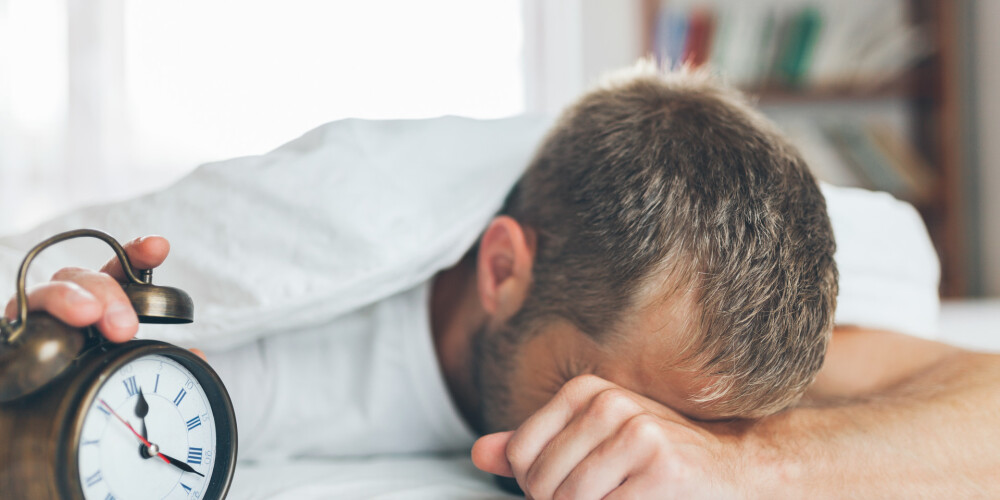 Brīvdienu miegs neglābj no pārguruma. 6 padomi, kā vieglāk iemigt