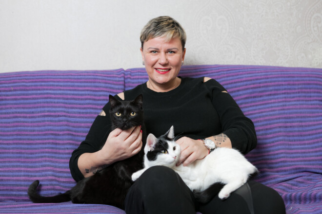 Lindas ģimenes mīluļi – melnais runcis Valdis un kaķene, kuras vārds ir Cukurs.