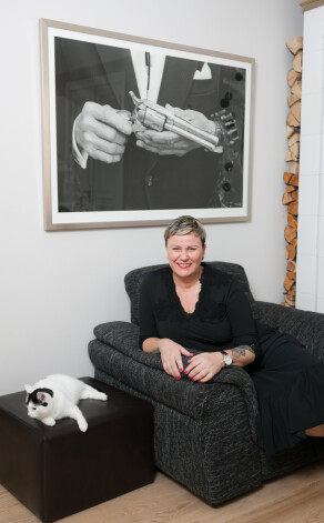 Jaunajā mājoklī kādreizējai iekšlietu ministrei Lindai Mūrniecei pie sienas ir ierāmēts foto ar revolveri.