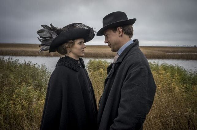 Uz Latvijas kinoekrāniem iznākusi krimināldrāma “1906” – pēdējā latviešu kinofilma no programmas “Latvijas filmas Latvijas simtgadei”.