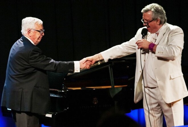 Maestro Raimonds Pauls un aktieris Andris Bērziņš radījuši jaunu koncertuzvedumu “Es šonakt sēdēšu uz jumta”, kura pamatā ir mīlas dzeja.