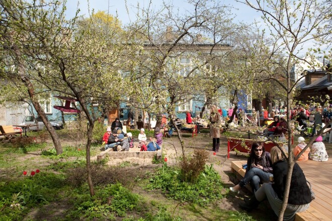 Kalnciema kvartālā (Kalnciema un Melnsila ielu stūrī, Pārdaugavā) sestdien turpināsies Urbānais pavasaris, kurā varēs iemācīties izveidot urbāno dārzu savā dzīvoklī, audzēt mikrosalātus vai podiņos sēt sēklas.