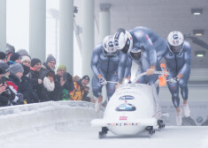 Latvijas bobsleja pilota Oskara Ķibermaņa vadītā četrinieku ekipāža atrodas pirmajā vietā pēc Vistleras trasē Kanādā notiekošā pasaules čempionāta pirmajiem diviem braucieniem.