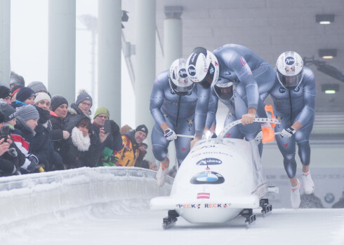 Latvijas bobsleja pilota Oskara Ķibermaņa vadītā četrinieku ekipāža atrodas pirmajā vietā pēc Vistleras trasē Kanādā notiekošā pasaules čempionāta pirmajiem diviem braucieniem.