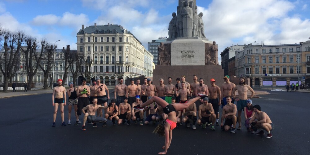 FOTO: drosminieki Rīgas centrā norūda sevi "Pliko skrējienā"