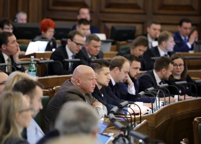 Sabiedrība Latvijā arvien vairāk uzticas politiskajām partijām un valdībai, liecina aptauja