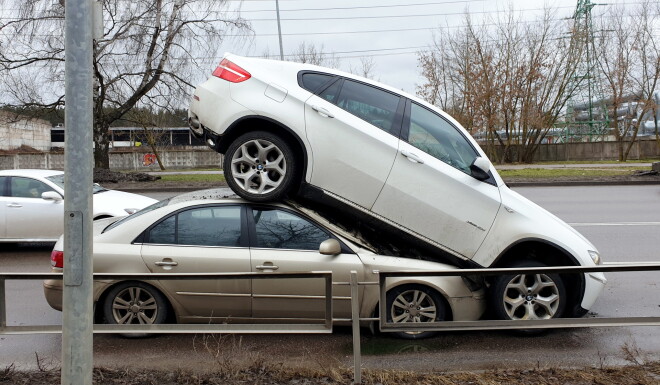 Avārija Lubānas ielā, kurā iesaistītas "BMW" un "Hyundai" markas automašīnas.