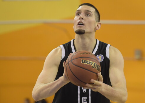 Basketbola kluba "VEF Rīga" spēlētājs.