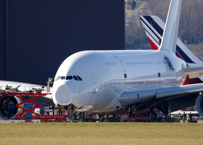 Dzinēja problēmu dēļ ārkārtas nolaišanos veic "Air France" pasaulē lielākā lidmašīna ar 500 cilvēkiem tajā