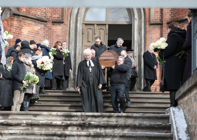 FOTO: sabiedrība pēdējā gaitā pavada rakstnieci Andru Neiburgu