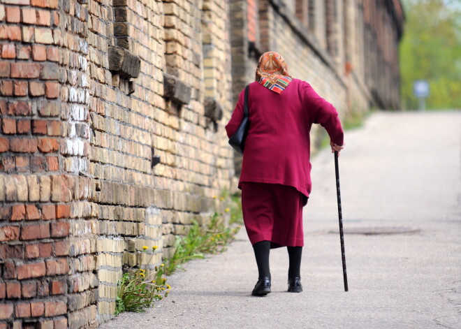 Cietsirdīga zagle Viļakā uz ielas apzog pensionāri, kurai palicis slikti ar veselību