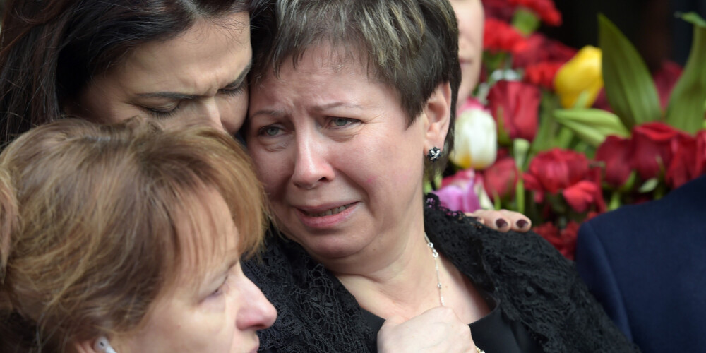 54-летняя вдова Этуша расплакалась на церемонии прощания с ним