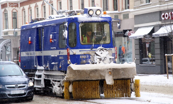 Tramvaja sliežu tīrāmā mašīna.