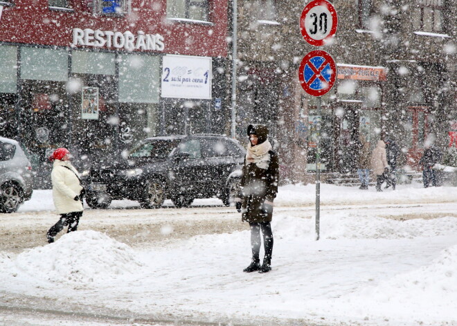 Meteorologi brīdina, ka snigšana tik drīz nerimsies