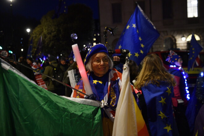 Cilvēki pie parlamenta protestē pret "Brexit".