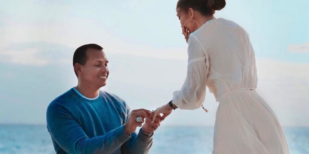 Дженнифер Лопез и Алекс Родригес опубликовали фото с помолвки на берегу океана