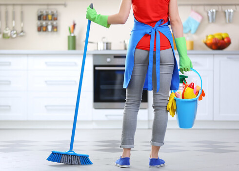 Vairāk nekā puse iedzīvotāju māju tīra līdz divām stundām nedēļā
