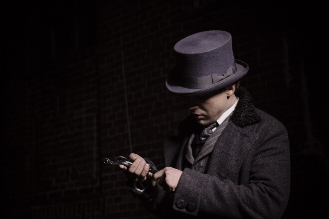 “Nodarbošanās man tāda neinteresanta,” Pelēkais (Mārtiņš Kalita) stādās priekšā Vijolītei.