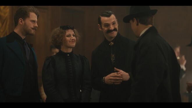 Kamēr ielās pūš revolūcijas vēsmas, mākslas vidē valda dekadence (Reinis Boters, Inese Pudža un Toms Liepājnieks).