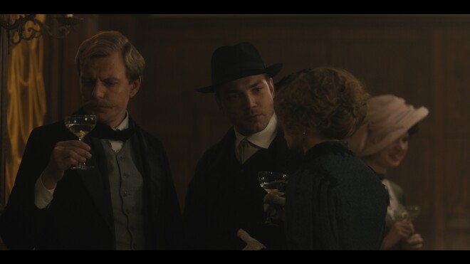 “Režisēt un vadīt pieradušais Vladislavs Nastavševs (attēlā pa kreisi) kostīmu, grima un frizūru meistariem ļāvās gluži kā mīksts māls. Izdevējs Dancītis, pie kura Violeta grib publicēt savus dzejoļus, pateicoties lieliskajai grima un frizieru komandai, tika pat pie matu lokām.”