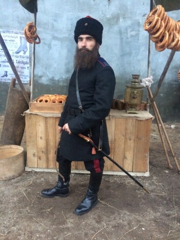 “Filmējās ļoti daudz brīvprātīgo. Aivars Eiduks iejutās pat piecos dažādos tēlos – kā strādnieks, muižkungs, Rīgas švīts, dzērājs, un te – kazaks visā savā spožumā.”