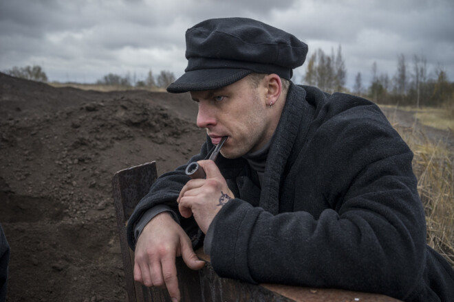 Režisors bija iecerējis, ka dzīves nogrieznī, kas risinājies pirms filmā atainotajiem notikumiem, Svilpe (Kaspars Dumburs) bijis jūrnieks.